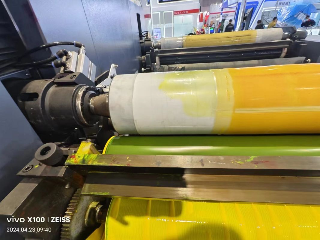 เครื่องพิมพ์แบบ Flexo แบบ sleeve ด้วยระบบอัตโนมัติในการบรรทุกและการบรรทุก