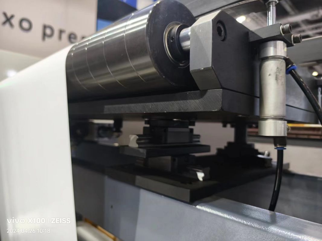 เครื่องพิมพ์แบบ Flexo แบบ Speed Sleeve พร้อมเครื่องควบคุมเบรคผงแม่เหล็กอัตโนมัติ ความเร็ว 300m/min